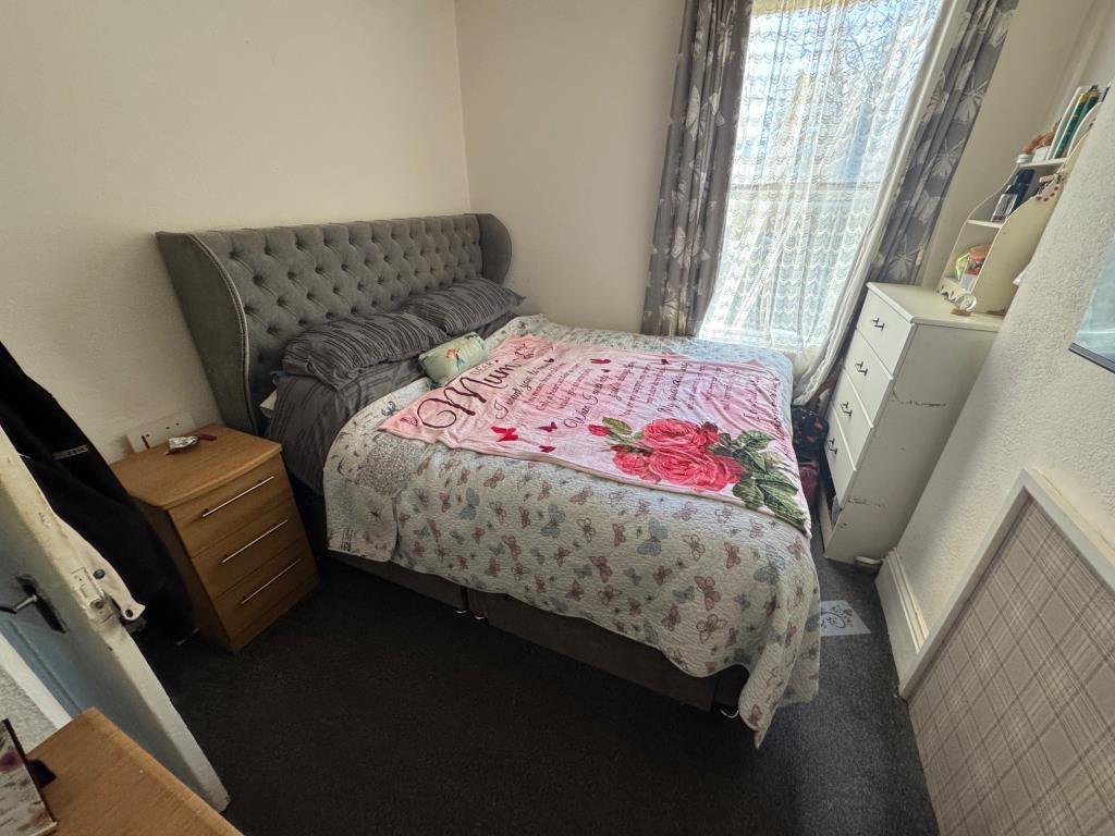 Lot: 150 - FREEHOLD INVESTMENT - THREE-BEDROOM MAISONETTE AND ONE-BEDROOM GARDEN FLAT - Ground floor flat - bedroom